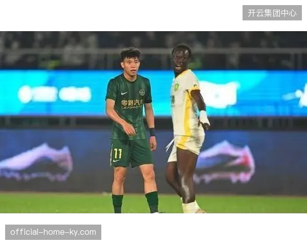 国安铁闸斯帕吉奇的重伤对球队防守是毁灭性打击，迫使主教练重新构建后防战术体系